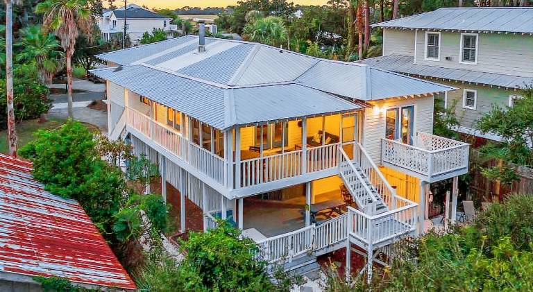 Vacation home with pool — photo 4