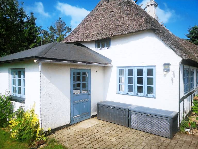 Cozy holiday home located right on the beach — photo 2