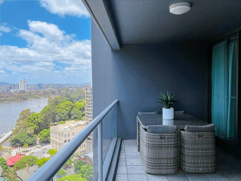 Luxury CBD 2B2B Balcony Views Free Parking