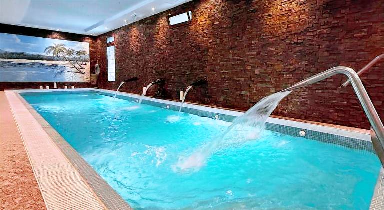 Villa with pool & hot tub | Pets allowed — photo 2