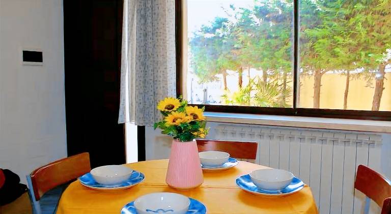 Holiday apartment with patio & garden — photo 4