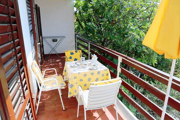 Apartment with barbecue & garden — photo 4