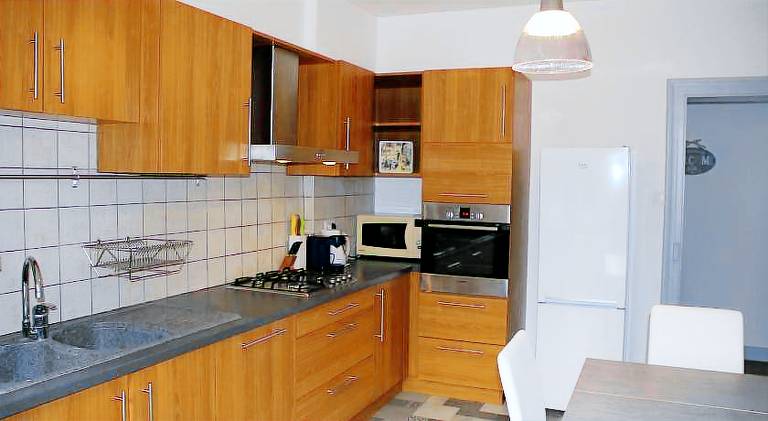 Fully equipped beautiful apartment with hot tub & yard | Suitable for remote work | Pet-friendly — photo 3