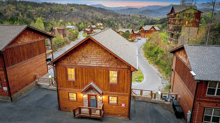 ShangriLa Vista: A 5-bedroom Dog-Friendly Cabin with Stunning Mountain Views — photo 2