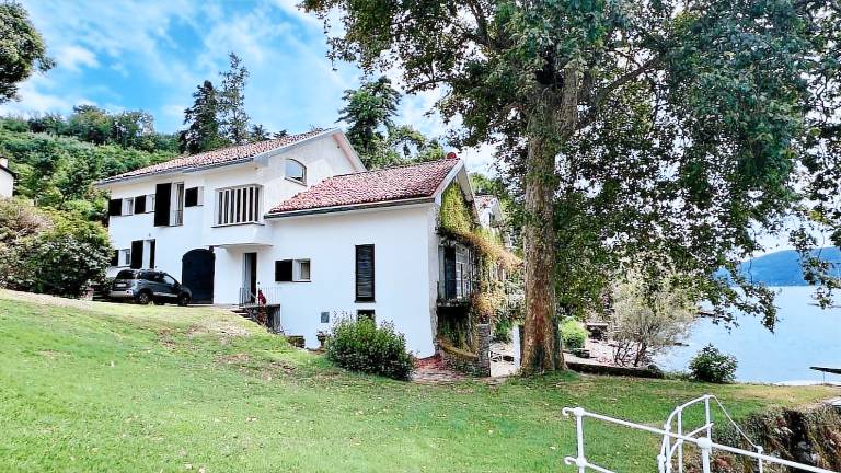 Villa on Lake Maggiore with Park and lake shore in Laveno Mombello