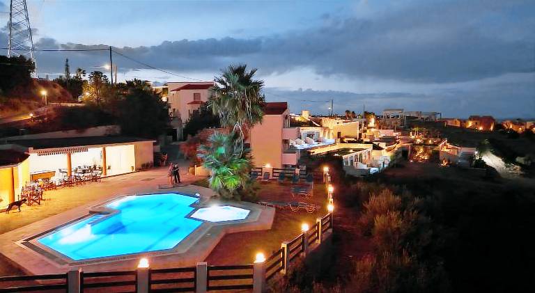 Serviced apartment with terrace, pool & garden — photo 3