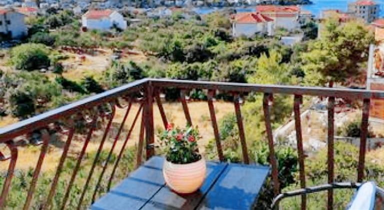 Apartment with yard, barbeque & patio — photo 3