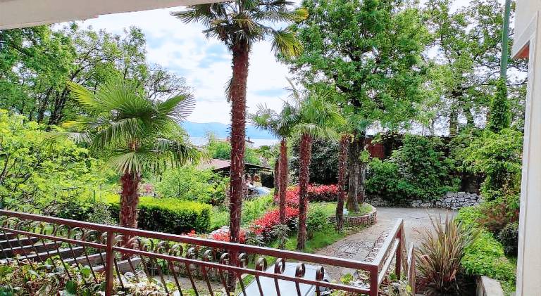 Holiday apartment with barbeque, patio & yard — photo 5