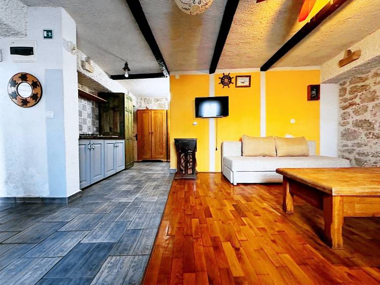 Apartment with yard, barbeque & patio | Beach nearby | Dogs allowed — photo 3