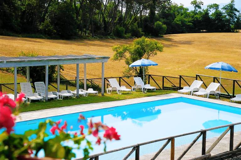 Resort with pool, garden & barbecue | Pets allowed — photo 3