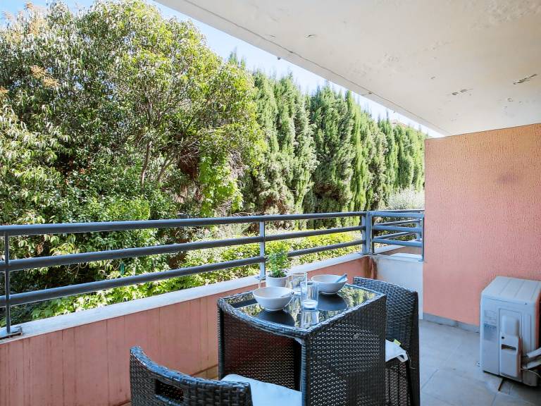 Apartment with pool & yard — photo 4