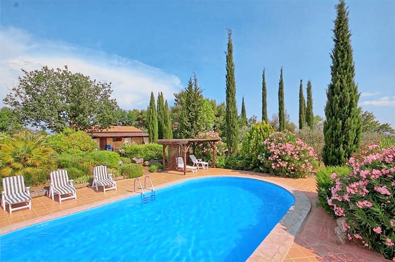 Villa with pool & yard — photo 3