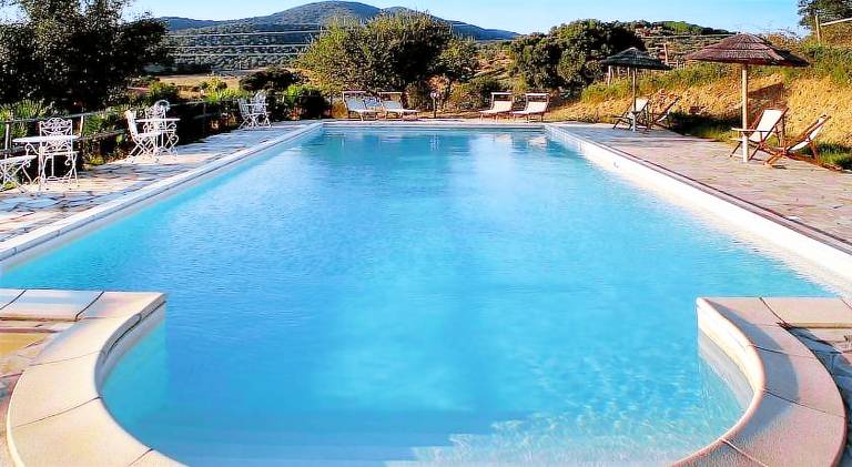 Holiday apartment with grill, yard & pool — photo 2