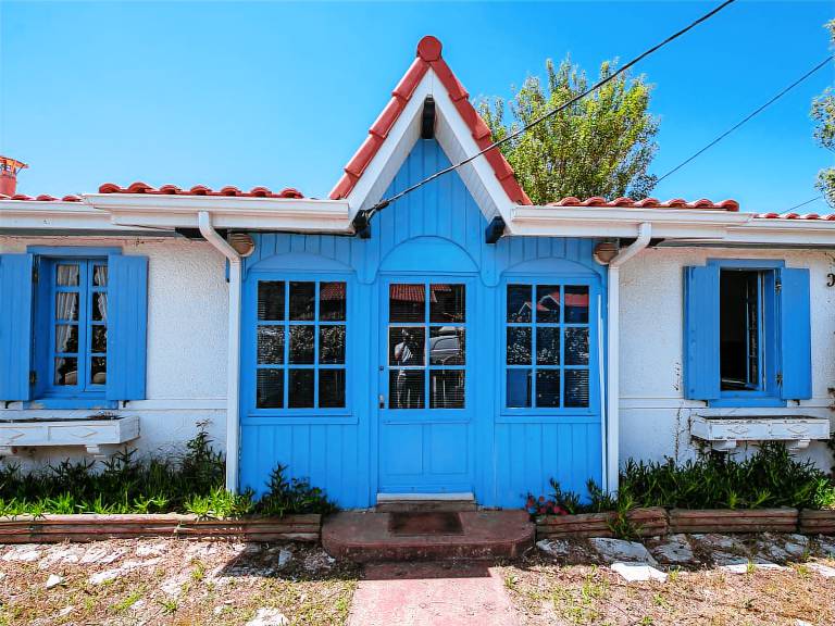Beach House, Sleeps 6, Close to Ocean, Enclosed Yard, Parking, Pet Friendly — photo 2