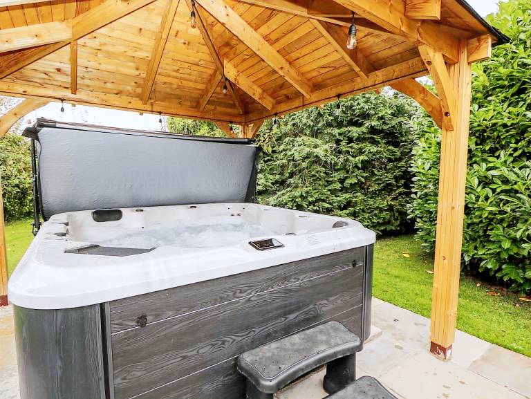 Family-oriented cottage with jacuzzi & garden | Pet-friendly — photo 4