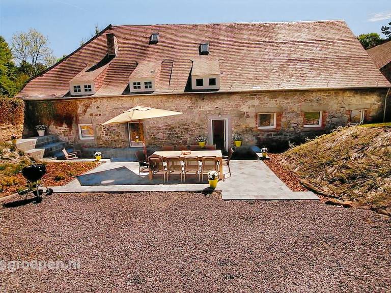 House with patio — photo 2