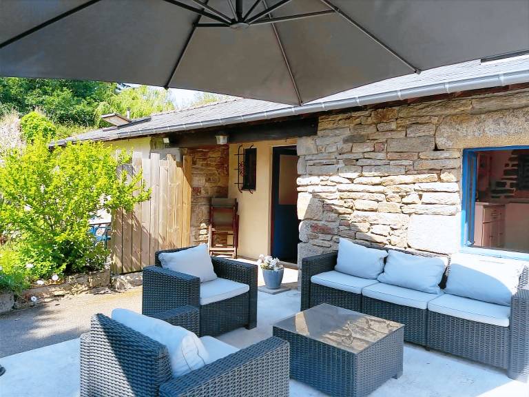 Vacation home with fast internet, BBQ & garden | Garden view in Pontivy