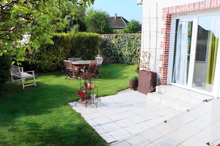 Vacation home with BBQ, patio & garden | Garden view — photo 5