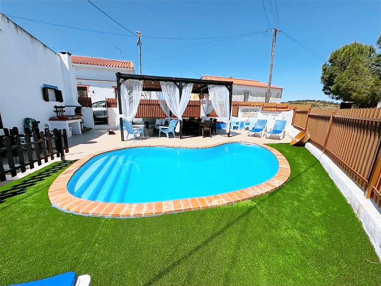Villa 'Casa D’ Avó Lita' with Private Pool, Private Terrace and Wi-Fi in Évora