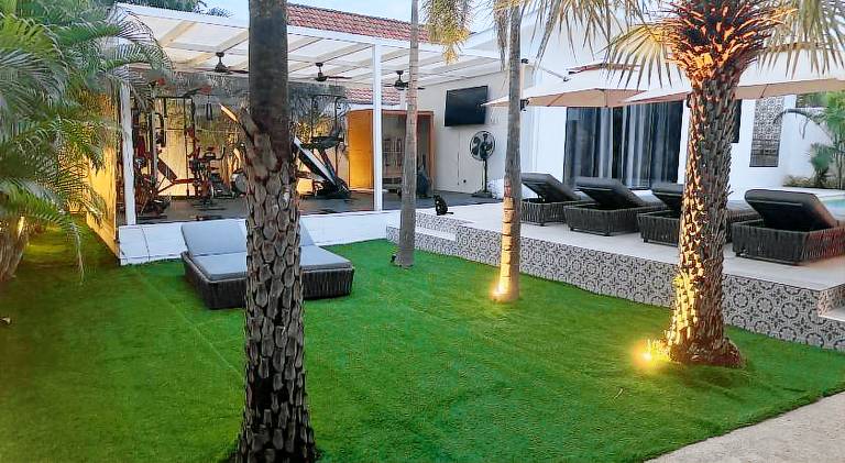 Villa with pool — photo 4