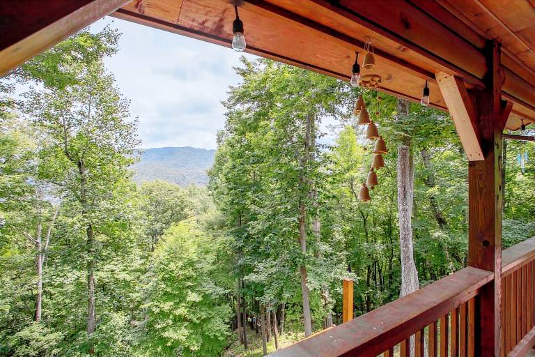 Cabin with BBQ & hot tub | Mountain view — photo 3