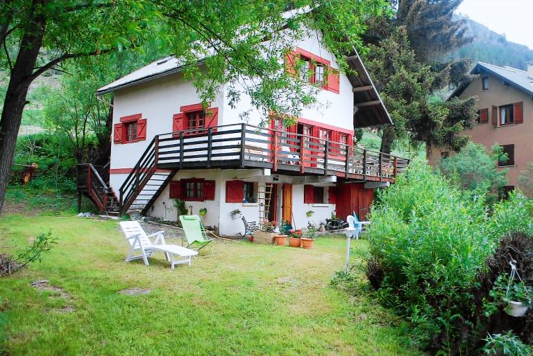 Chalet with BBQ, private pool & garden | River view — photo 5