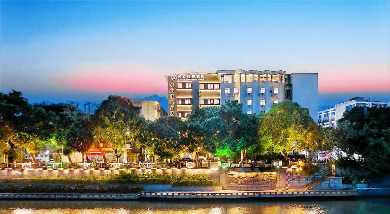 Riverbank Hotel in Guilin