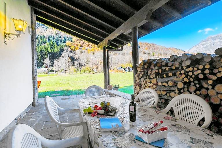 Chalet with barbecue & yard | Mountain view — photo 2
