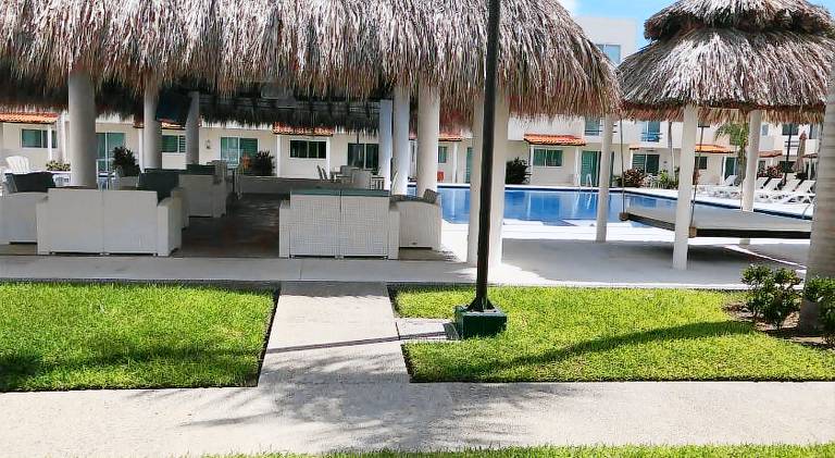 House with pool — photo 5