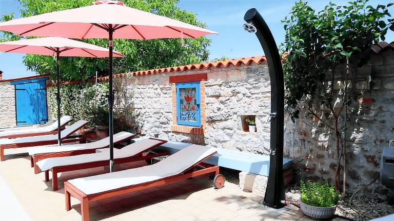 Family-oriented wonderful vacation home with private pool, BBQ & garden | Garden view | Dogs allowed — photo 3