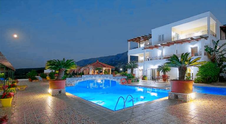 Serviced apartment with yard, pool & patio in Apokoronas