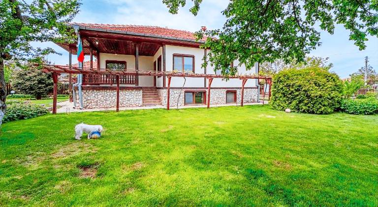 House with barbecue, patio & yard in Varna