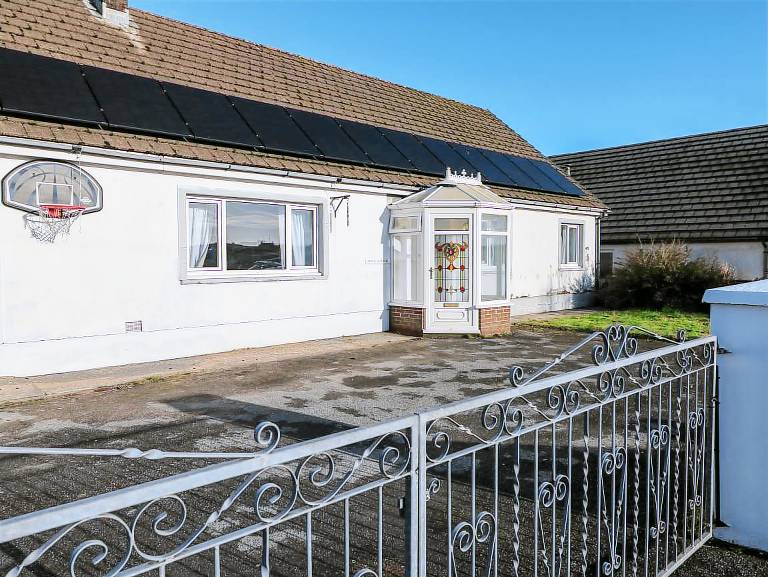 Cottage with yard in Carmarthen