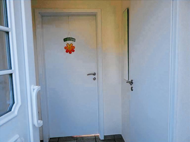Stilvoll und heimisch: Die geschmackvoll eingerichtete Doppelhaushälfte stellt auf ihren ca. 70 qm alles für einen entspannten Urlaub bereit, was sich 4 Personen und 1 Kleinkind erträumen. — photo 5
