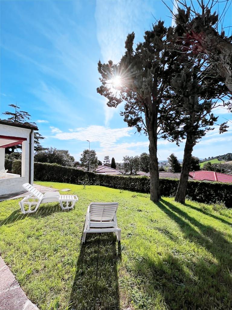 Villa with yard — photo 5