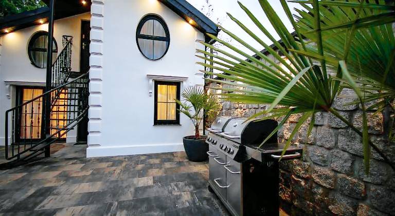 Apartment with patio, barbeque & yard — photo 5