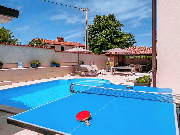 Fully equipped wonderful vacation home with private pool, BBQ & patio | Pets allowed — photo 2