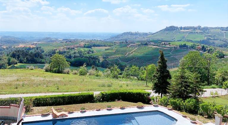 Apartment with pool, yard & terrace — photo 3