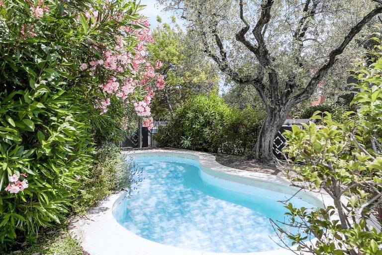 Rental apartment with terrace & pool | City view — photo 3