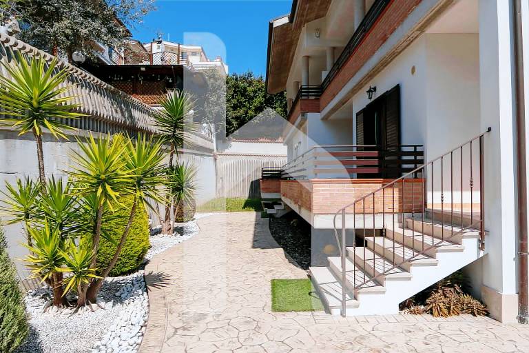 Villa with yard — photo 5