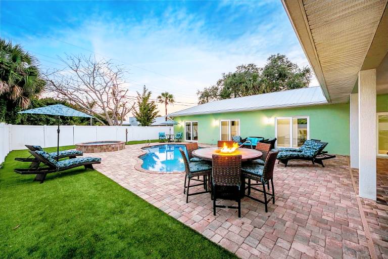 Vacation home with barbecue, private pool & hot tub — photo 5
