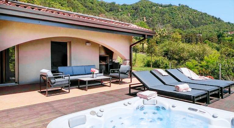 Villa with jacuzzi — photo 2