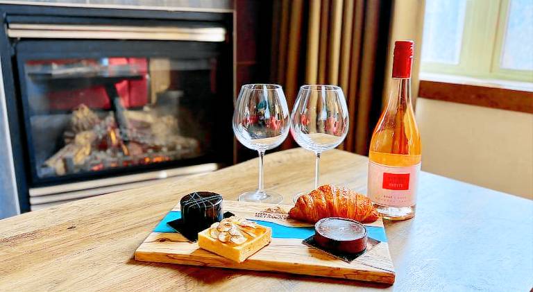 Beautiful vacation home with hot tub | Pets are welcome in Canmore, AB