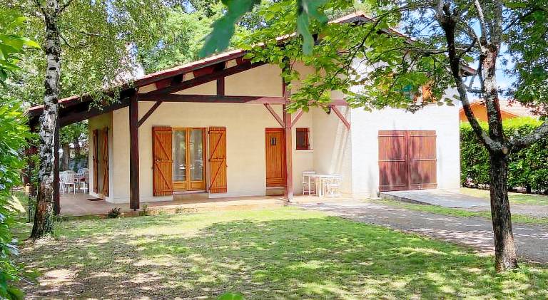 Vacation home with patio, barbecue & yard in Gujan-Mestras
