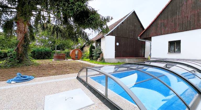 House with jacuzzi & pool — photo 2