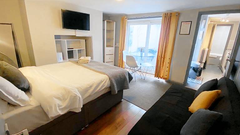 Rental apartment with patio | Next to Brighton Palace Pier — photo 2