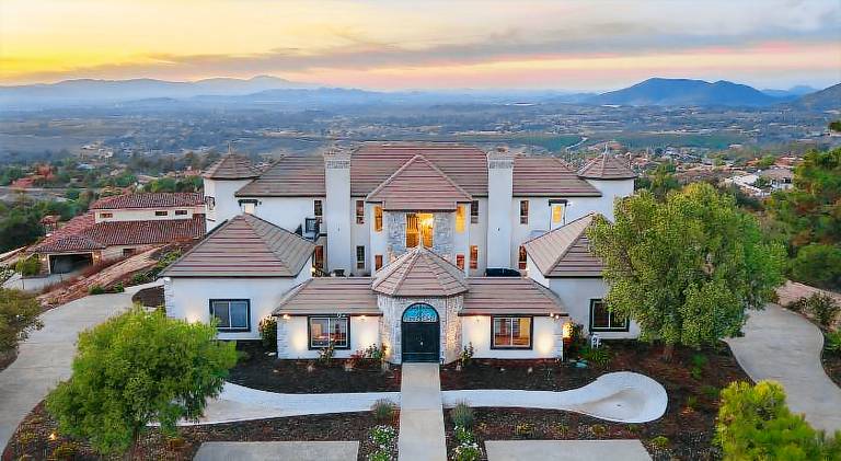 House with pool, hot tub & sauna | Dogs allowed in Temecula, CA