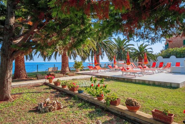 Children-friendly pleasant holiday apartment with barbeque, terrace & yard | Garden view | Close to the beach | Pets are welcome — photo 5