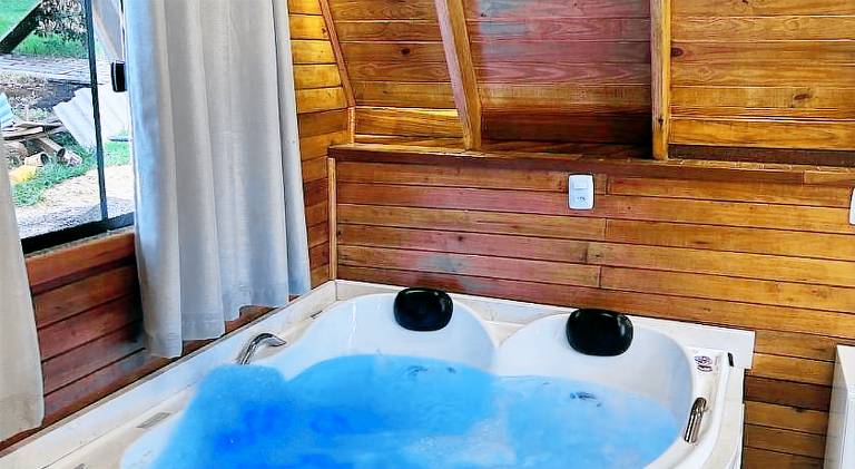 Lodge with yard & hot tub — photo 3