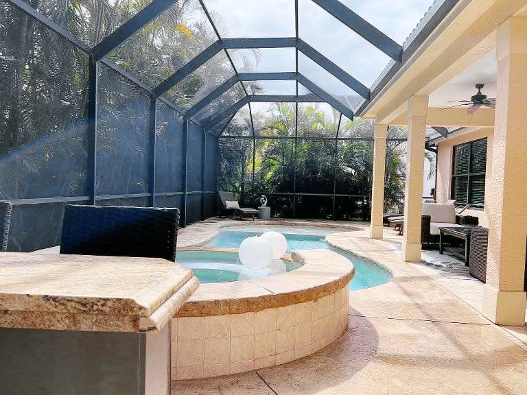 Stunning 4-Bedrm Villa with Heated Pool, Spa, River kayaking, Gated Community — photo 5